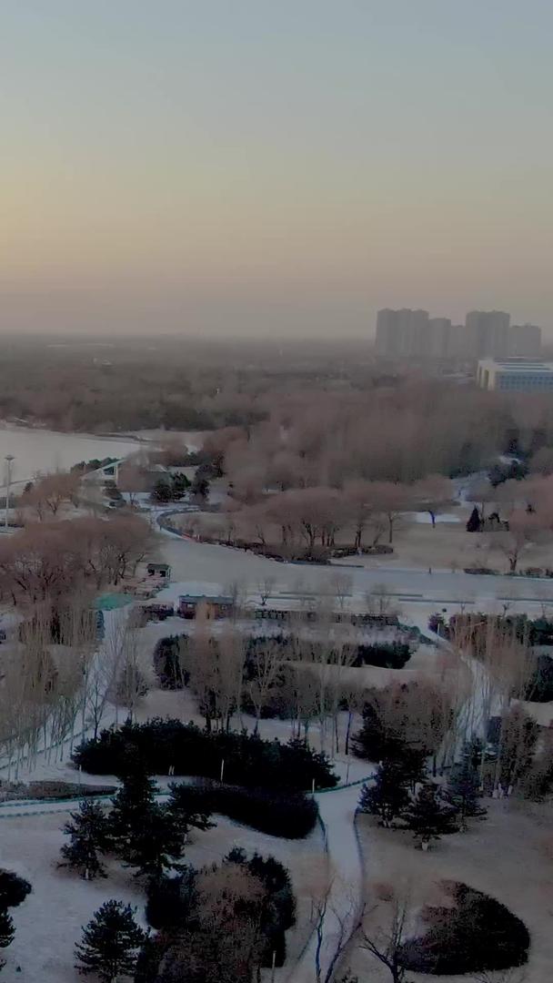 航拍日落下的雪景冰面视频的预览图