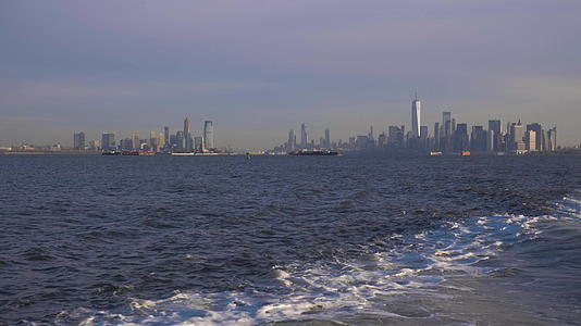早上曼哈顿和泽西城的城市景观纽约市从船上看美利坚合众国视频的预览图
