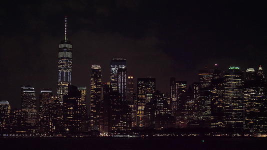 晚上曼哈顿天线纽约新城从水中穿过镜头视频的预览图