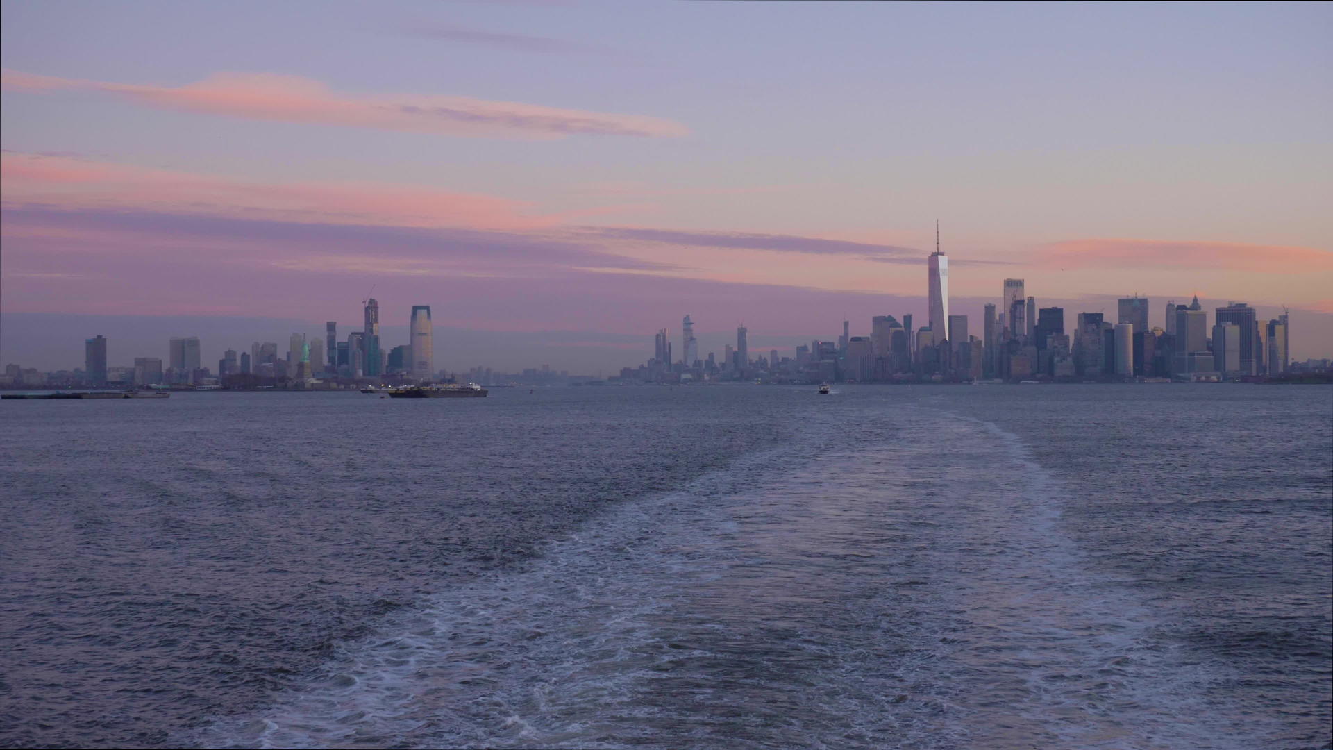纽约市曼哈顿和泽西城市的天际线在日出时从船上查看视频的预览图