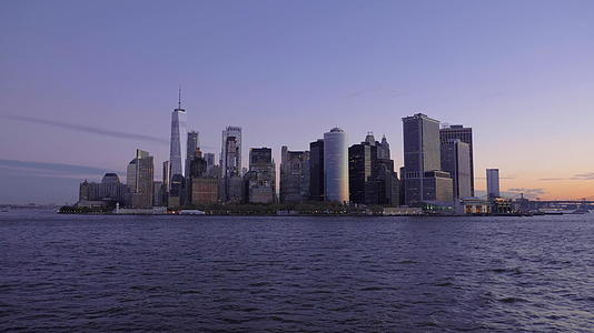 清晨纽约新城从船上看到曼哈顿城市的城市风景视频的预览图