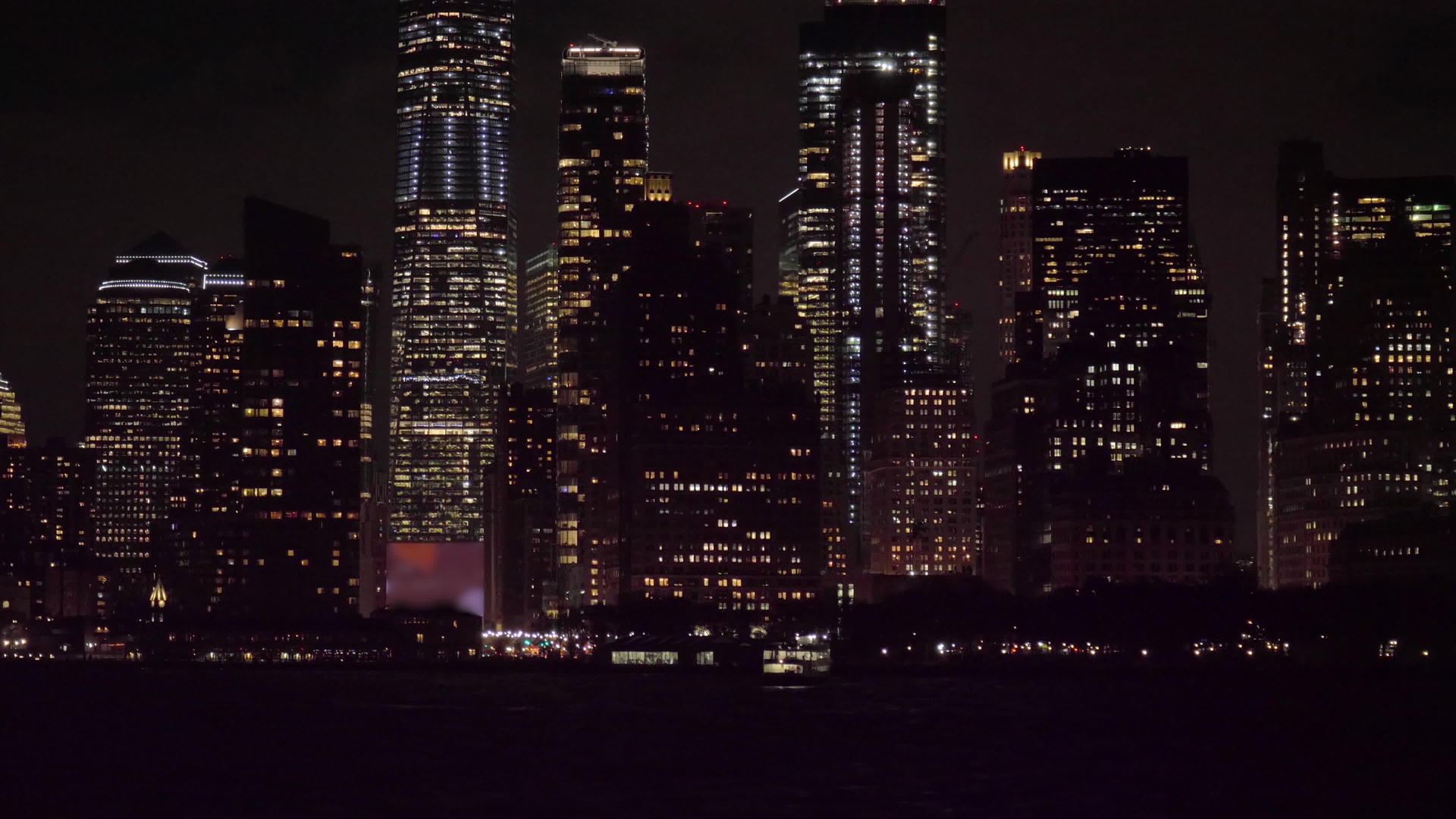 晚上曼哈顿城市天线纽约新城从水中看到相机向上倾斜视频的预览图