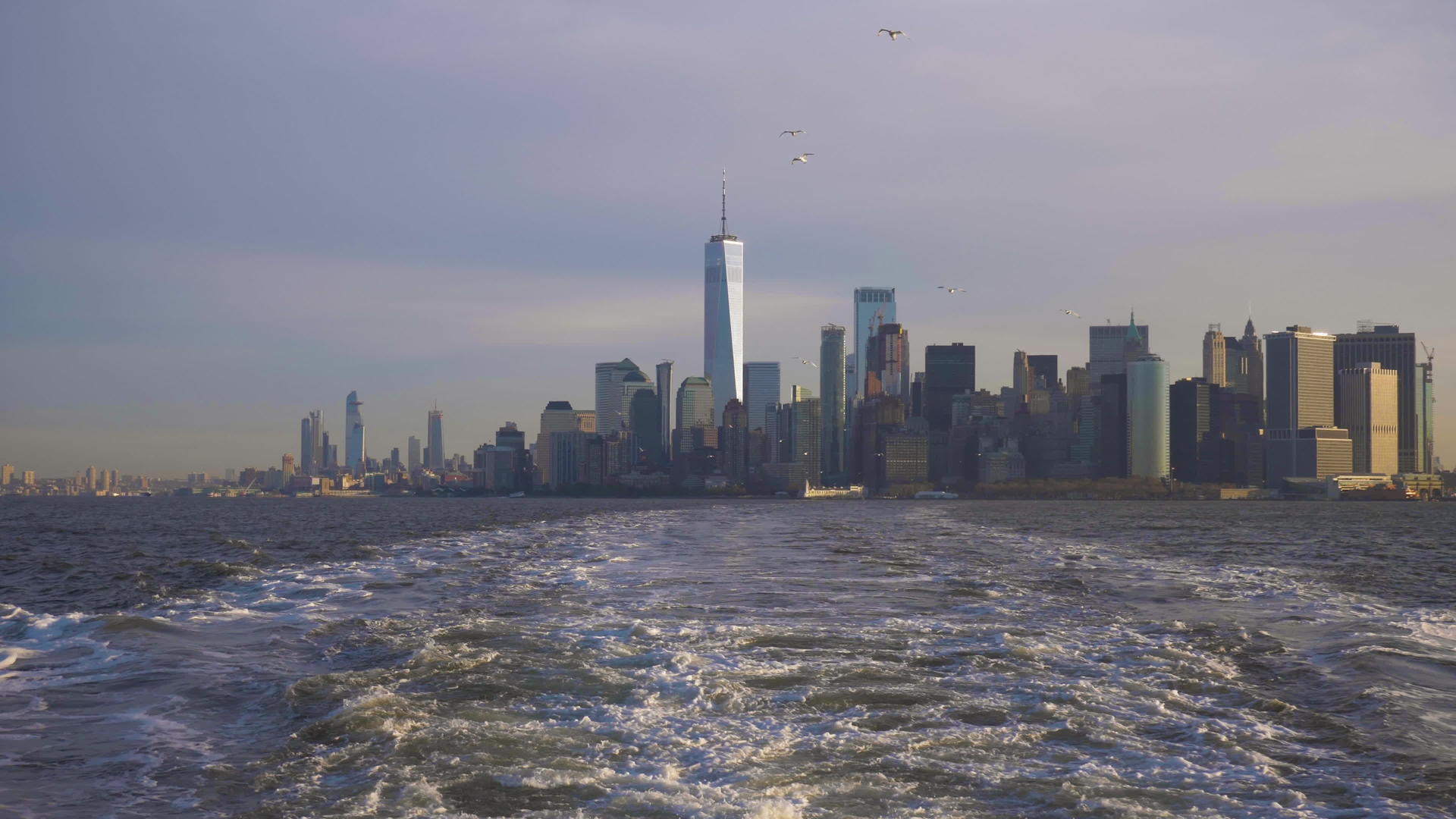 早上纽约市曼哈顿市的天线从船上可以看到摄像头横跨纽约市视频的预览图