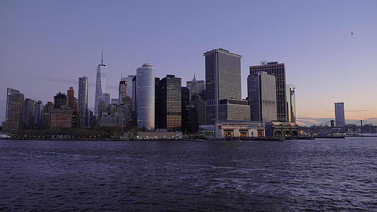 在早晨曼哈顿下城市天际线纽约市从船上查看美利坚合众国视频的预览图