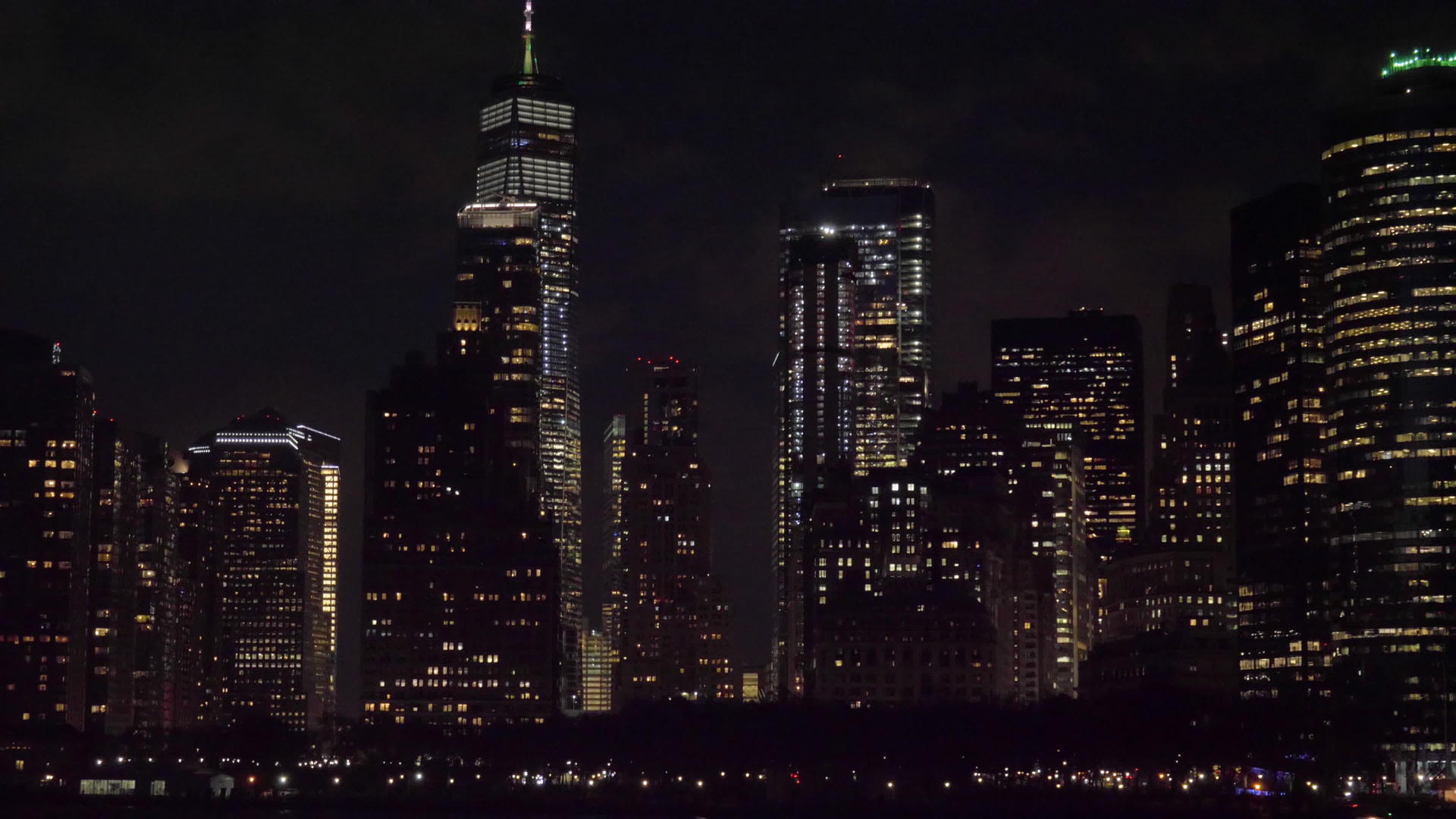 晚上 曼哈顿城市天线纽约新城从水中看到摄像机向上倾斜视频的预览图
