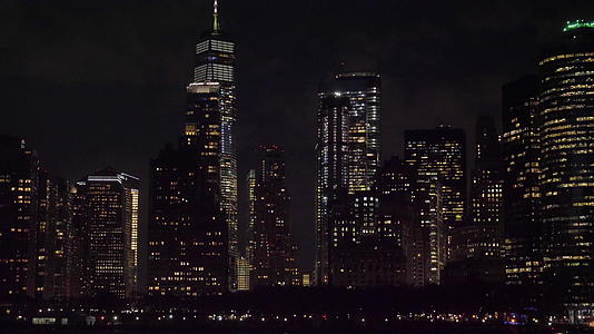 晚上 曼哈顿城市天线纽约新城从水中看到摄像机向上倾斜视频的预览图