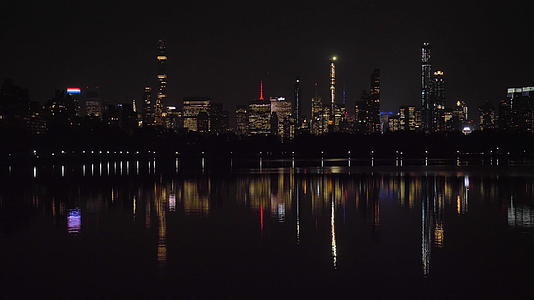 夜间中央公园的曼哈顿城市风景和Jacqueline视频的预览图