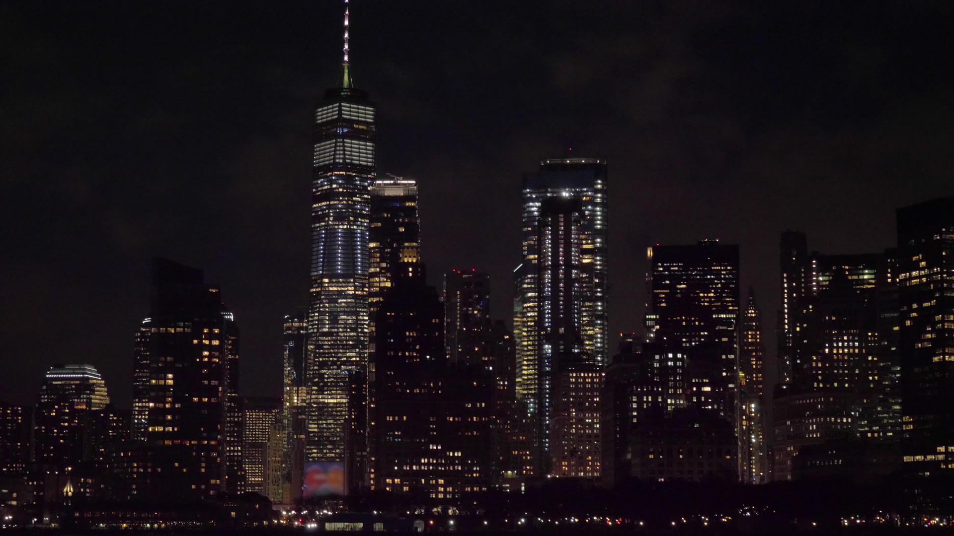 晚上纽约新城从水中看到了曼哈顿城市的视频的预览图