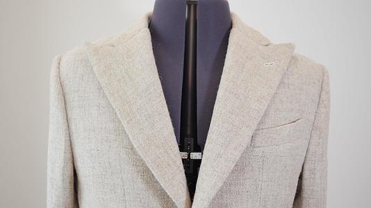 绅士粗花呢套装在裁缝的半身像上有一件奶油色的夹克视频的预览图