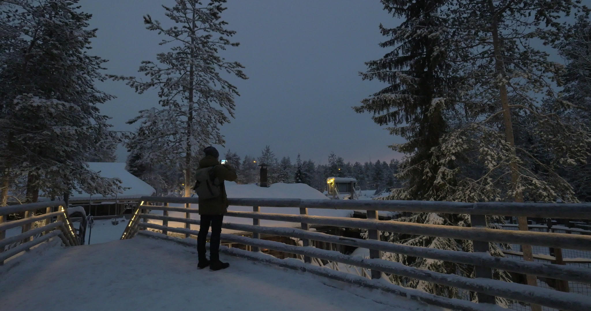 男子在冬度假站拍照视频的预览图