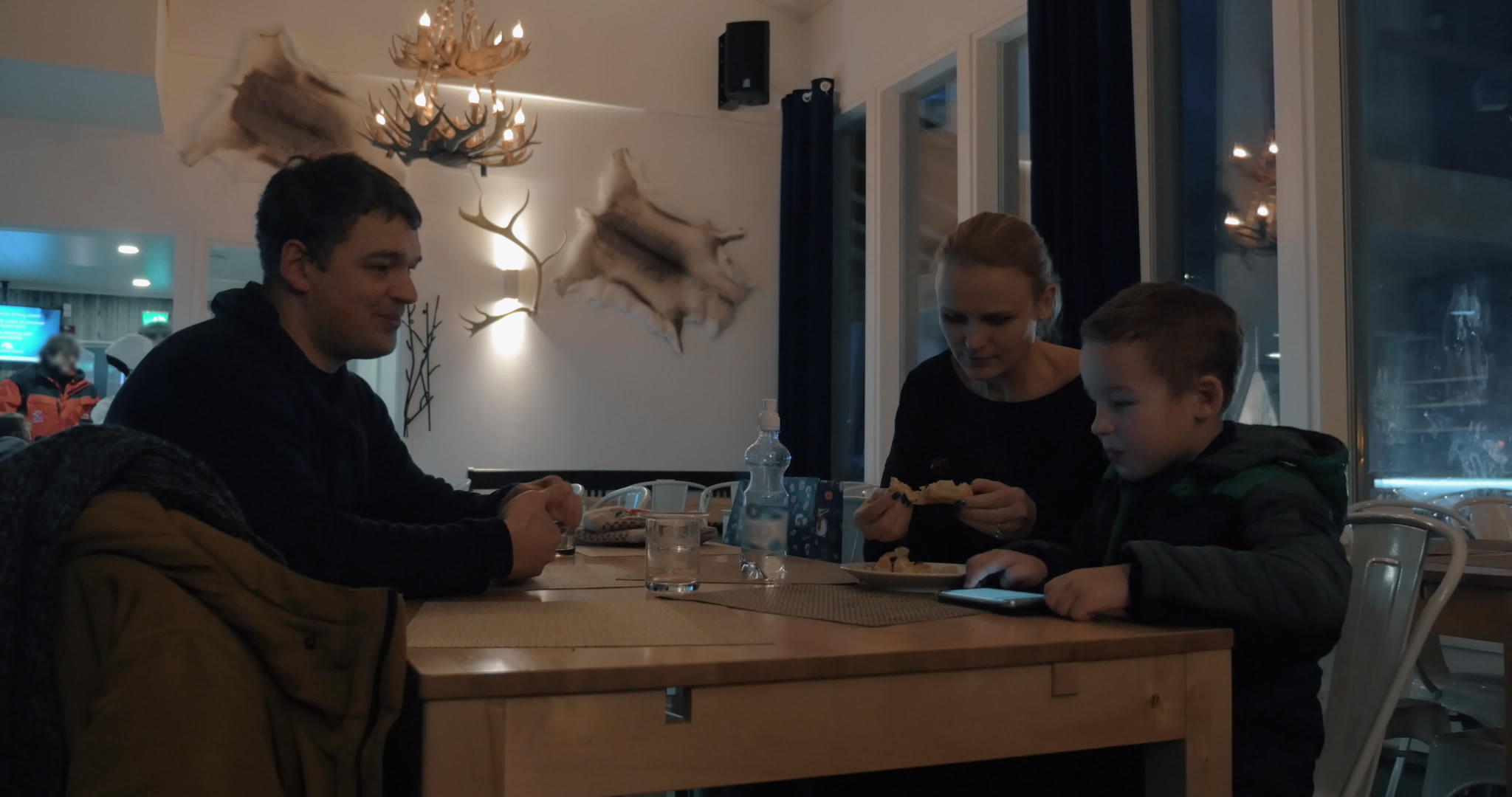 一家人在咖啡馆过冬视频的预览图