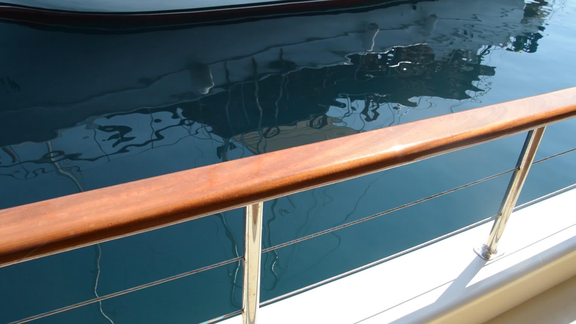 游艇甲板的细节和设计元素视频的预览图