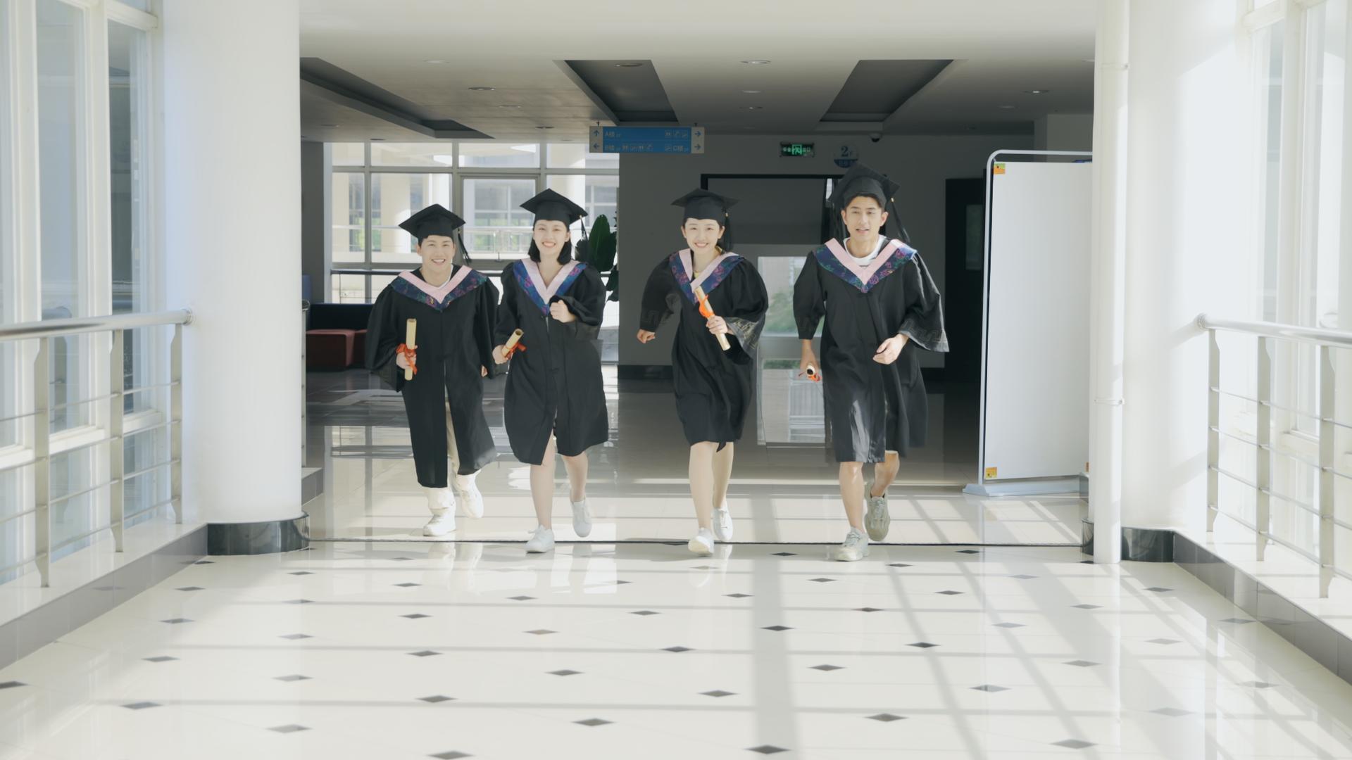 穿着学士服的毕业生开心地跑过视频的预览图