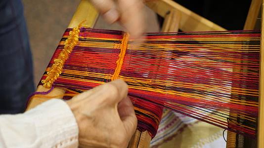 古老的木织机工艺理念和传统的旧织机家族企业恢复视频的预览图