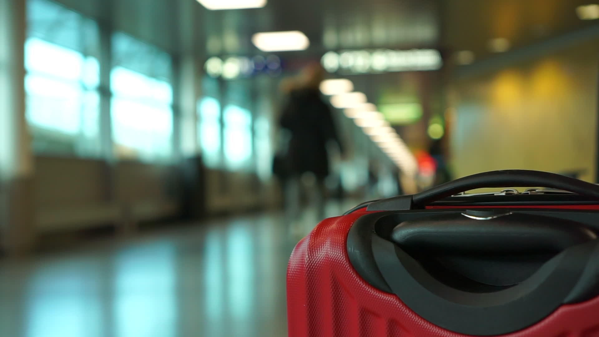 红色客运行李站在机场大厅关上门视频的预览图