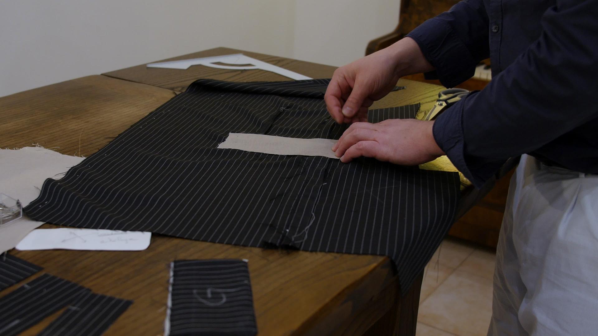 英俊的中年男子时装设计师正在设计这件夹克的扇形口袋视频的预览图