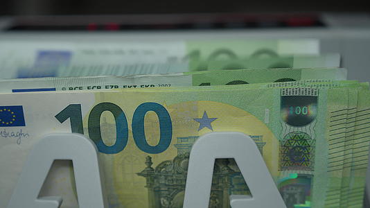 电子货币对账机正在计算欧元钞票的数量视频的预览图