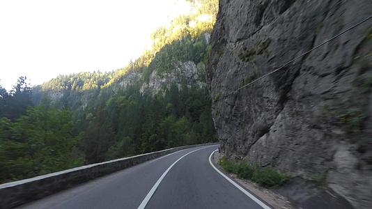 在罗马尼亚壮观的道路上比卡兹峡谷是特兰西瓦尼亚和摩尔视频的预览图