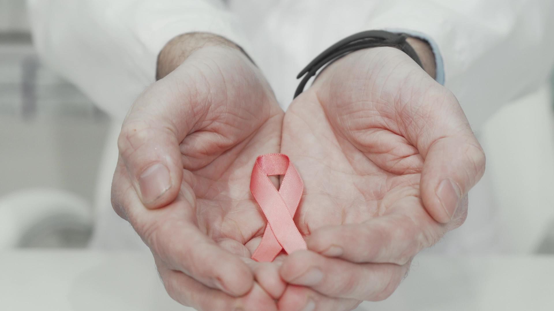 医生手中的乳腺癌意识粉红丝带视频的预览图