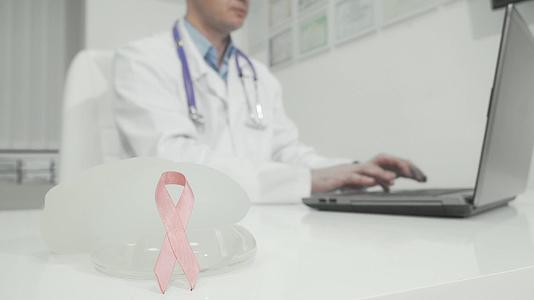 医生桌上植入的粉色丝带和硅酮植入物视频的预览图