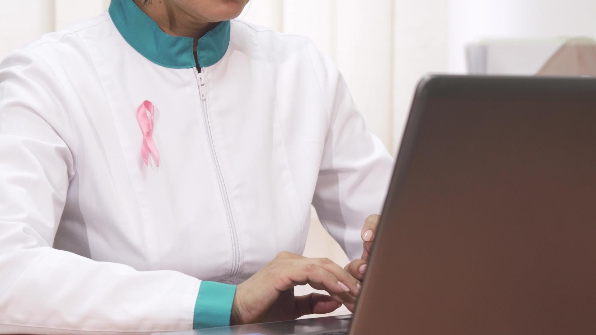 一位在诊所工作的粉色丝带癌女医生视频的预览图