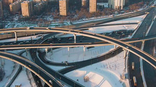 复杂的立交桥和道路交通鸟瞰图在阳光明媚的冬天视频的预览图