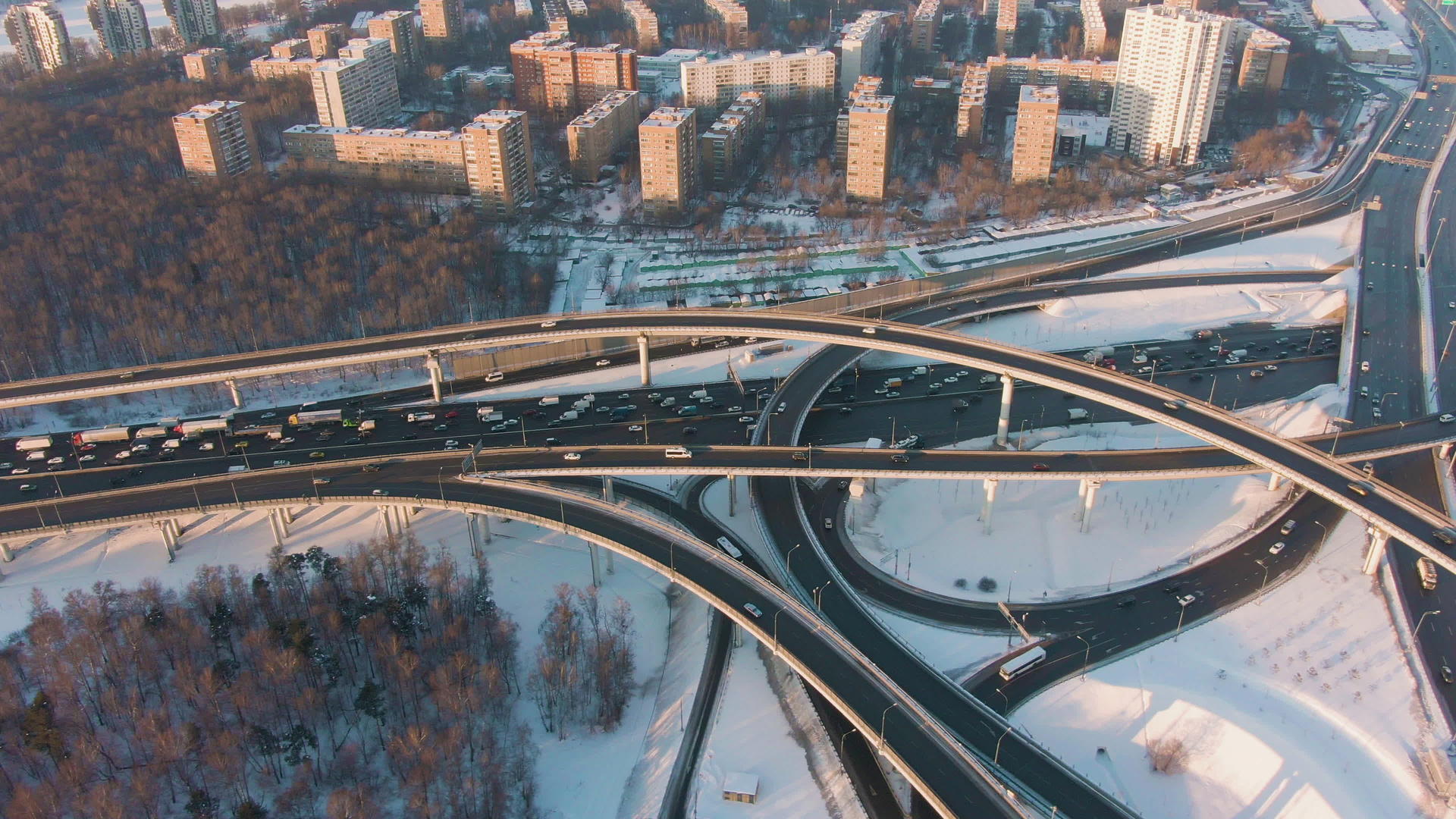 复杂的公路环绕和交叉口城市阳光明媚冬夜汽车视频的预览图