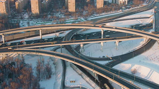 复杂的道路立交桥和交叉口城市阳光明媚的冬夜汽车交通视频的预览图