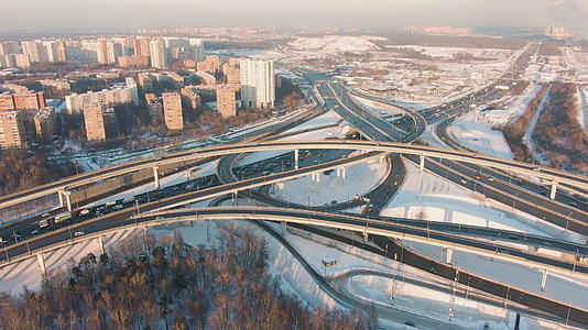 城市阳光明媚的冬天复杂的立交桥和道路交通鸟瞰图视频的预览图
