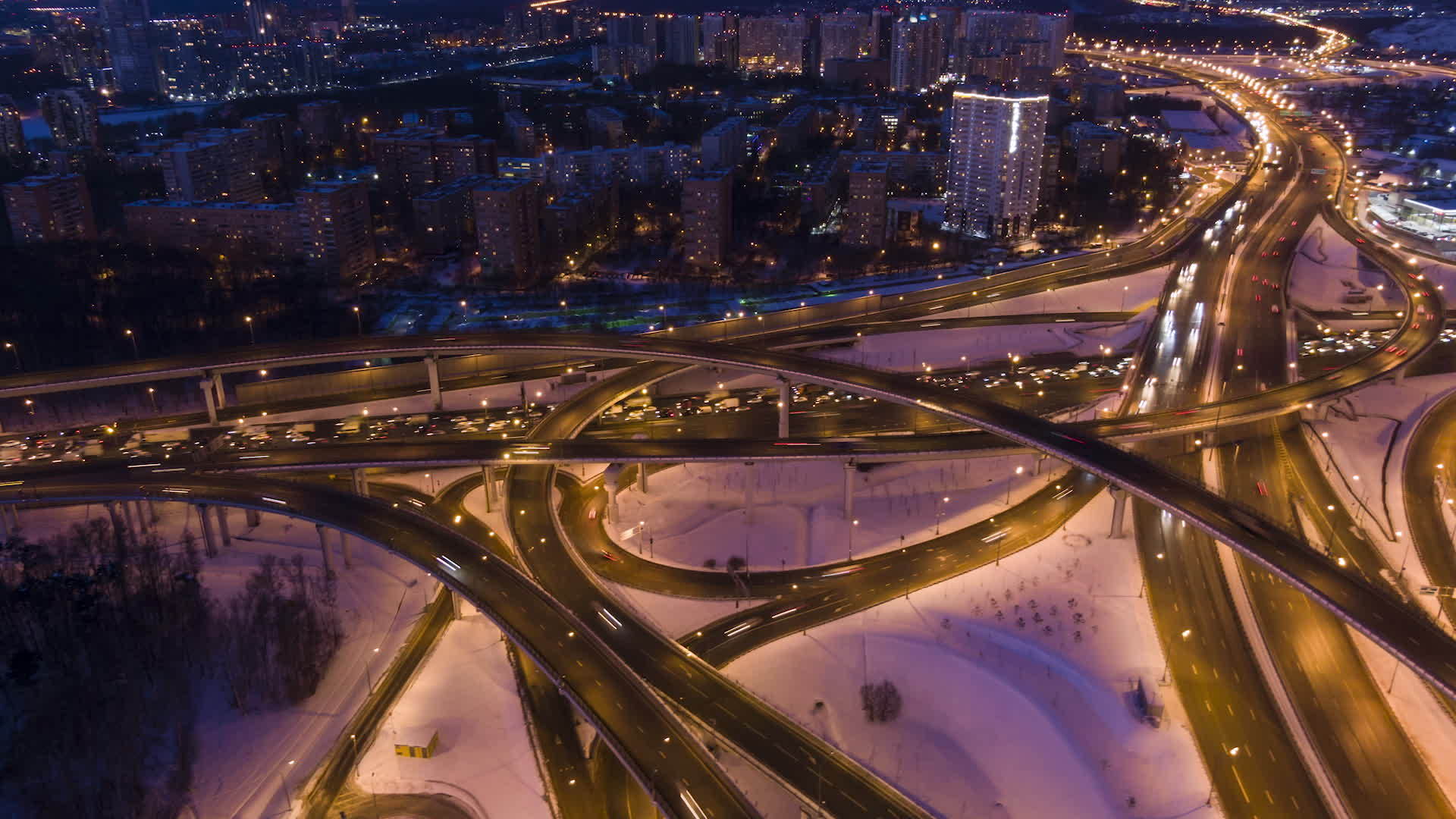冬夜照明复杂的道路交叉口和汽车交通无人机在轨道上视频的预览图