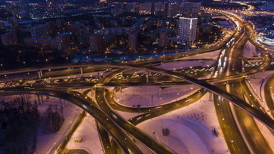 冬夜照明复杂的道路交叉口和汽车交通无人机在轨道上视频的预览图