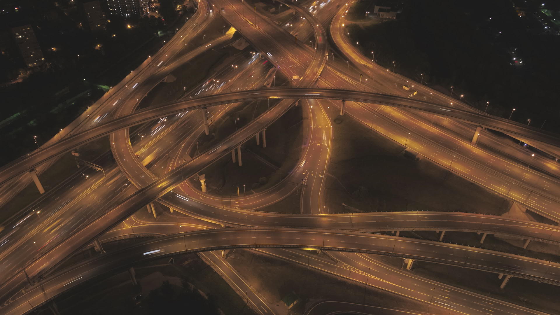 复杂的道路交叉口和汽车交通无人机在夜间照明视频的预览图