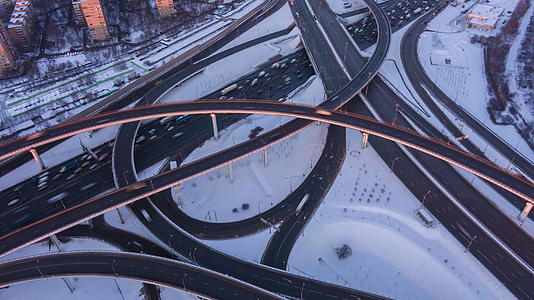 阳光明媚的冬天复杂的十字路口和汽车交通无人机向前飞行视频的预览图