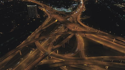 复杂的道路交叉口和汽车交通无人机夜间照明视频的预览图