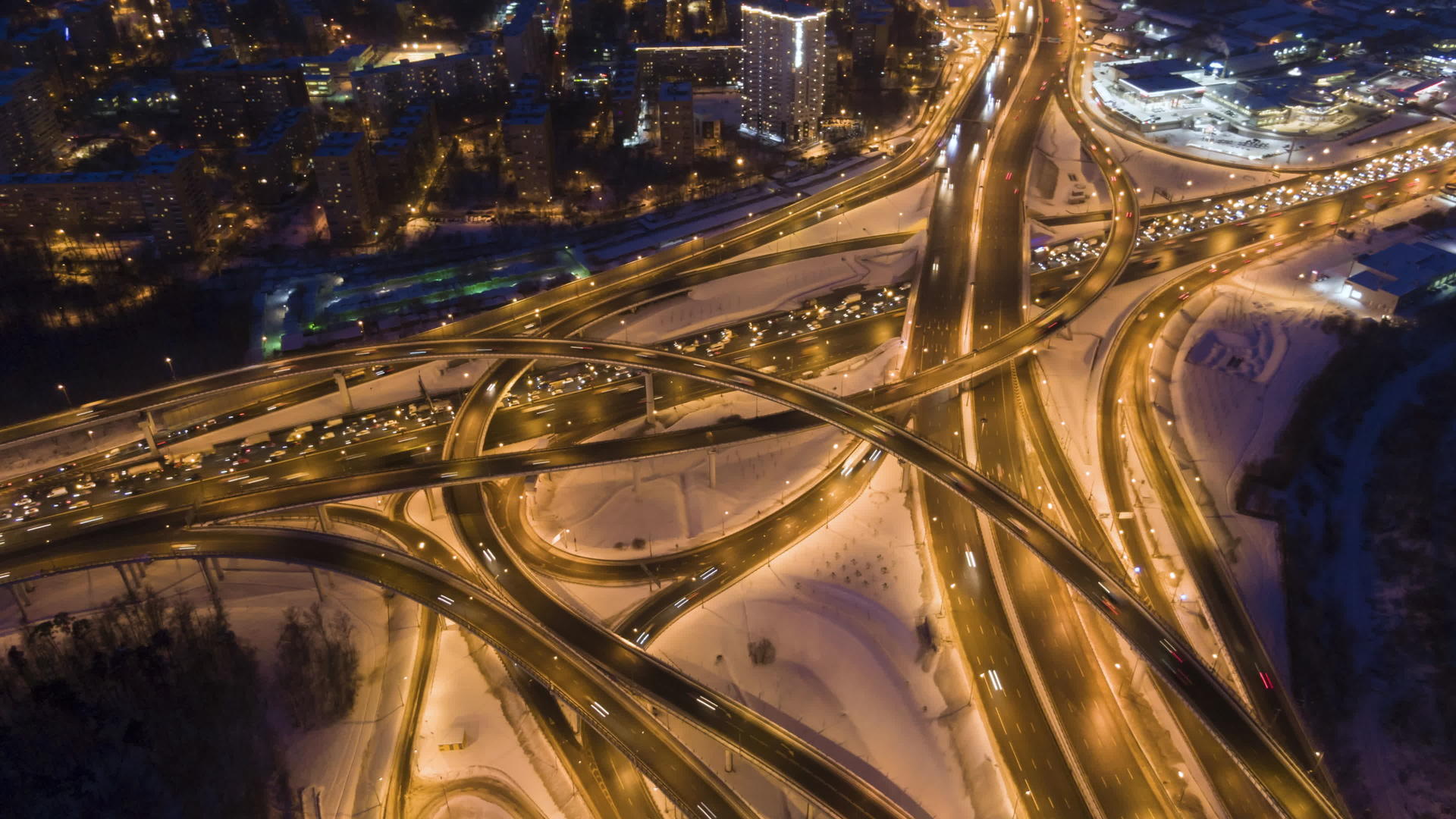 城市冬夜灯光路口和汽车交通飞越无人飞机视频的预览图