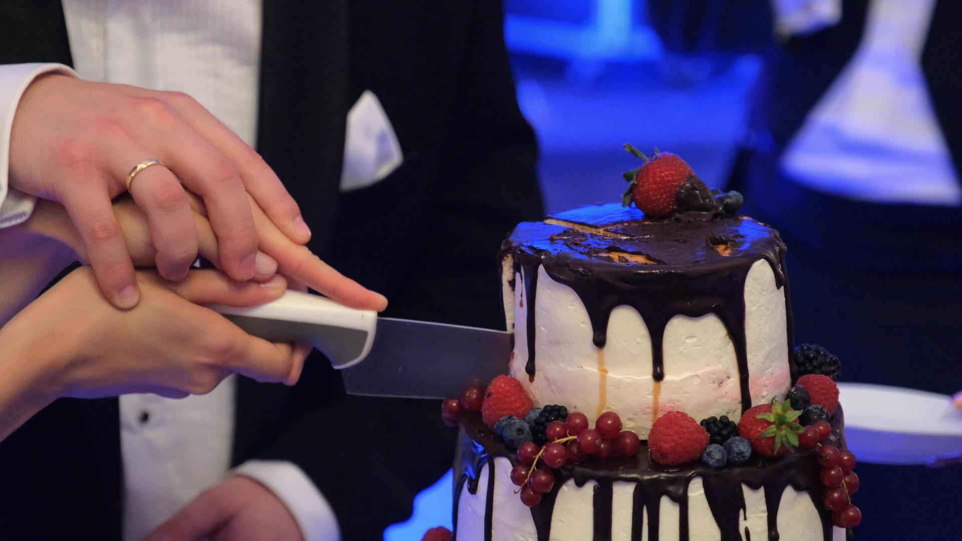 新娘和新郎正在切蛋糕这是新婚夫妇的第一块蛋糕视频的预览图