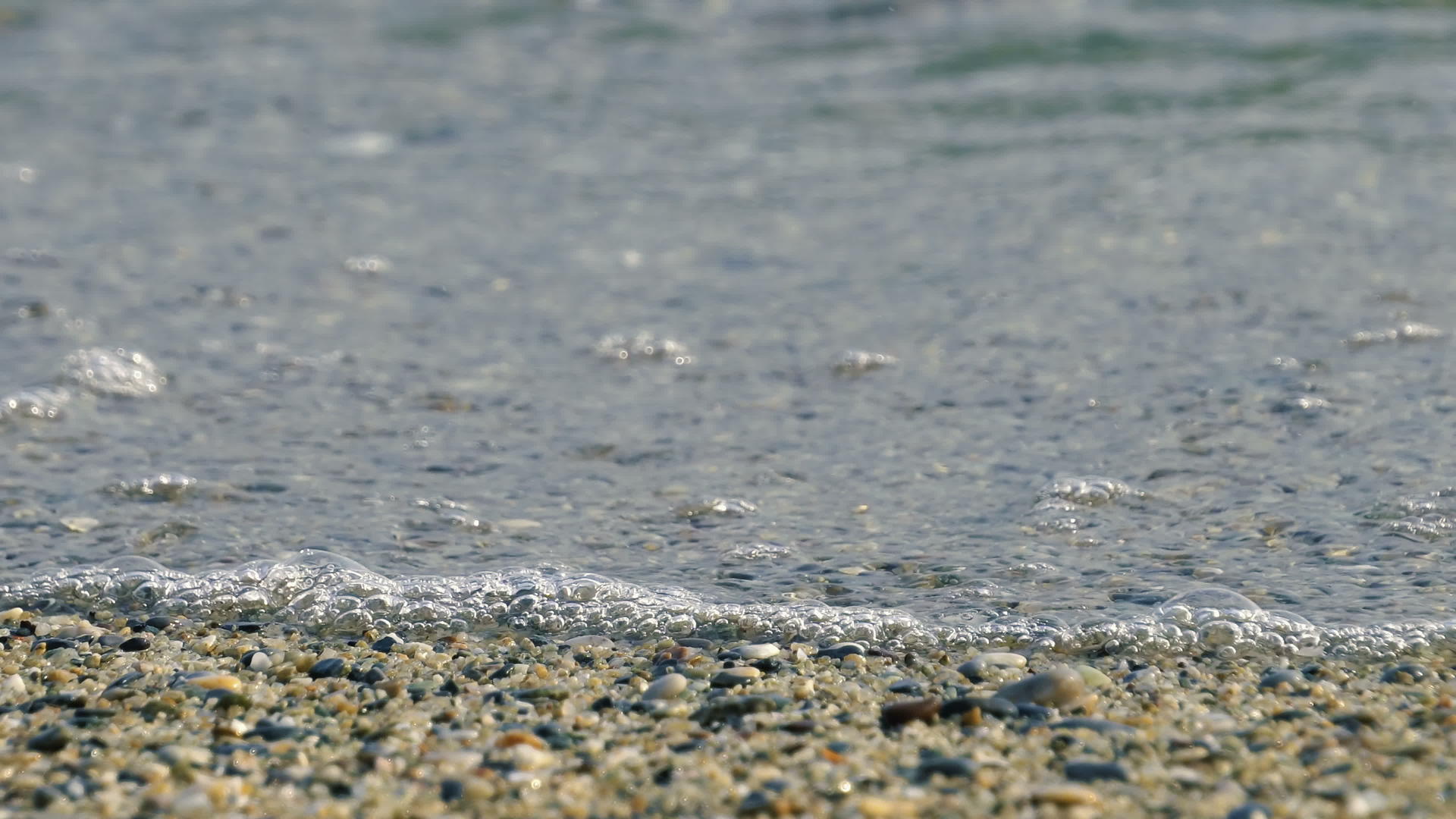 海边的石头蓝海的丝绸视频的预览图