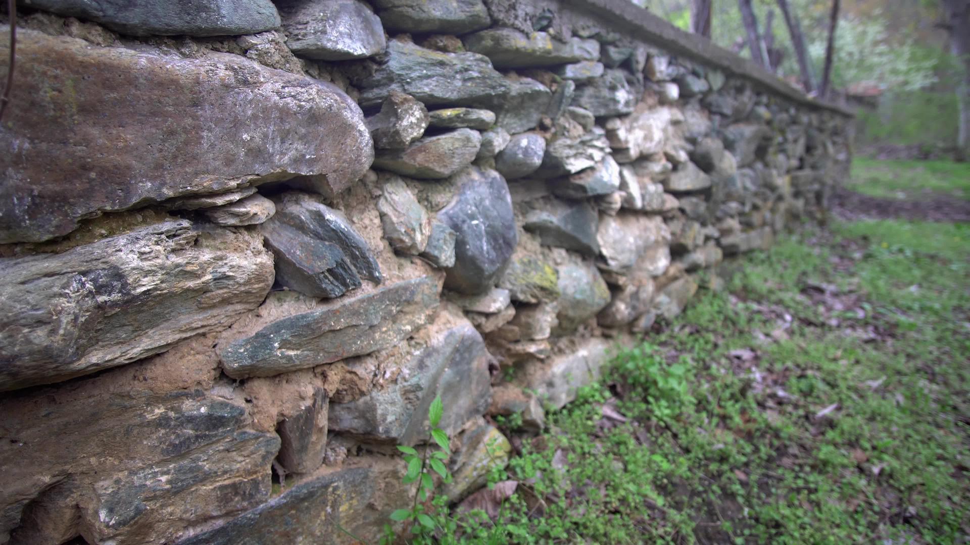 古老的石墙来自粗石的古老墙壁视频的预览图
