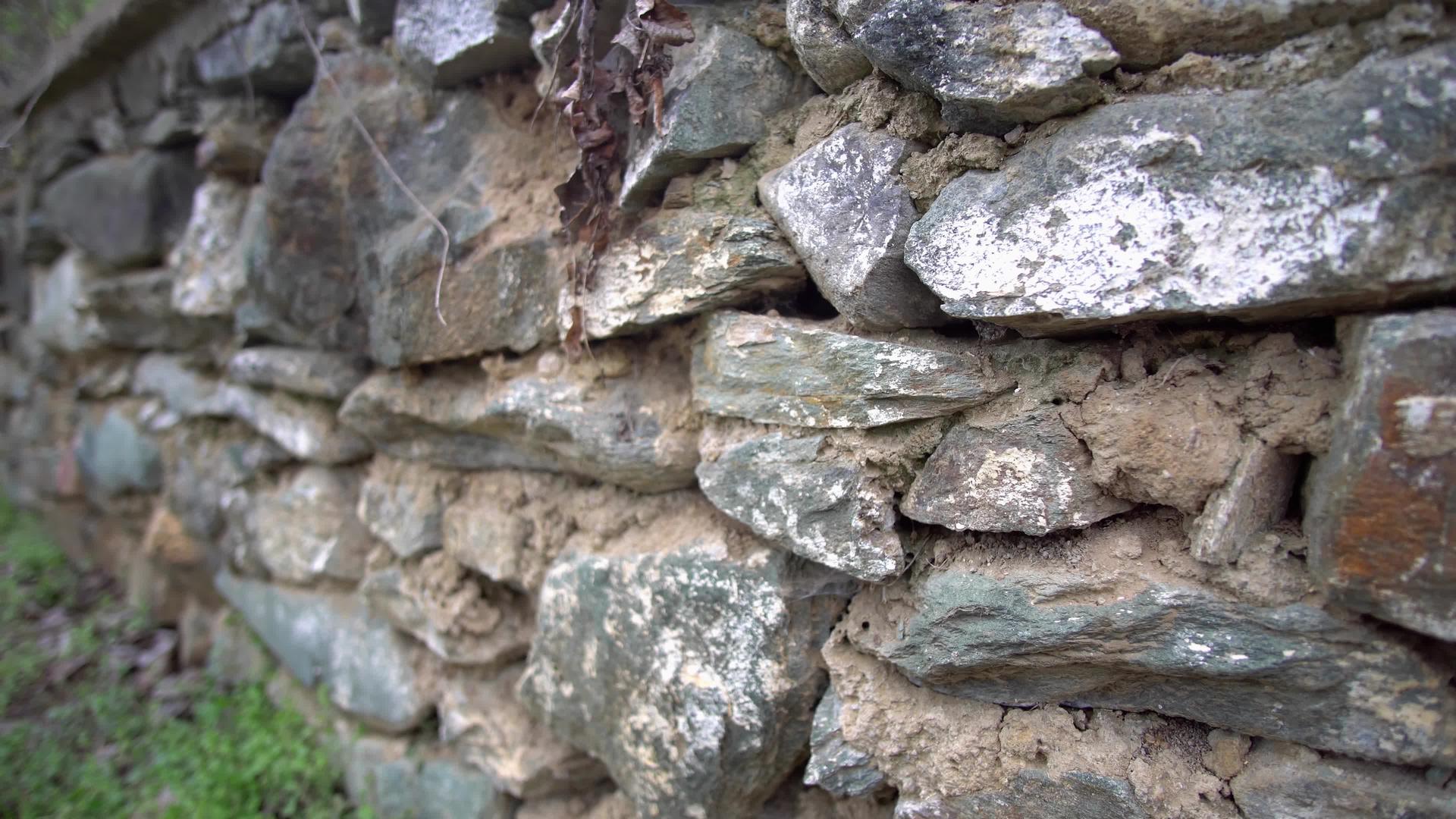 一块古石墙的碎片视频的预览图