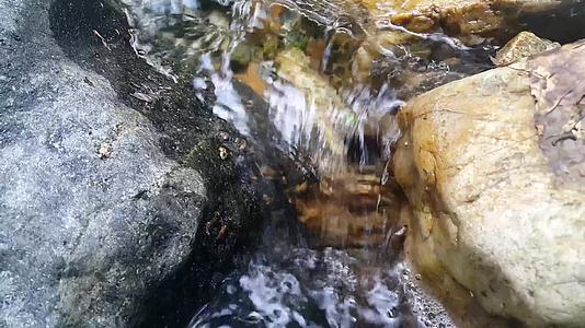 看到水流从石头之间流出从石头之间流出看到水流从石头之间流出视频的预览图