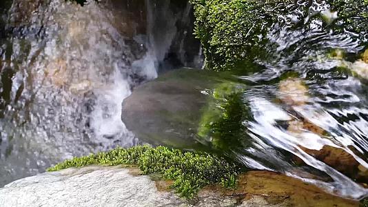 看到水流从石头之间流出从石头之间流出看到水流从石头之间流出视频的预览图