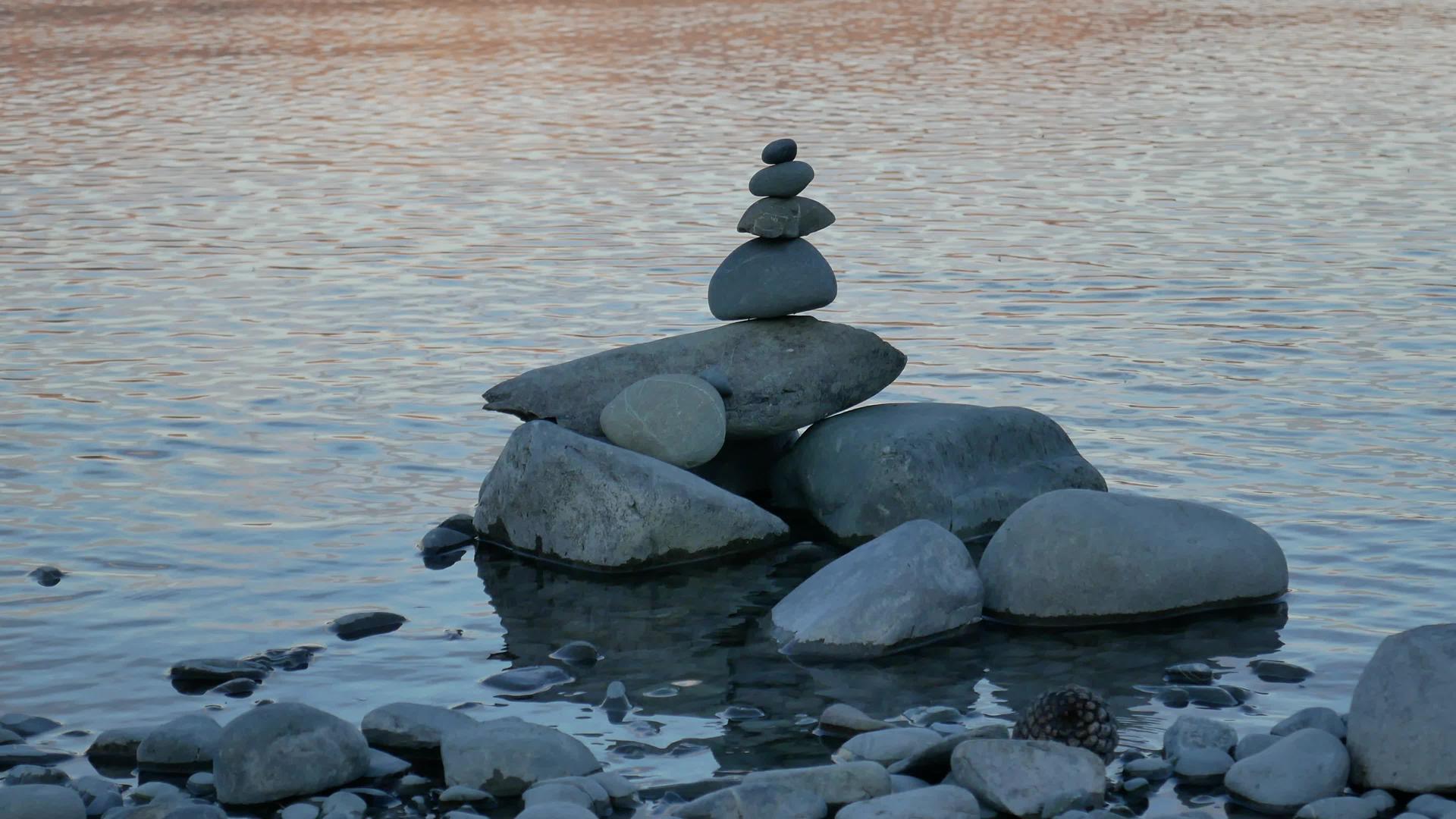 湖边堆积的石头视频的预览图