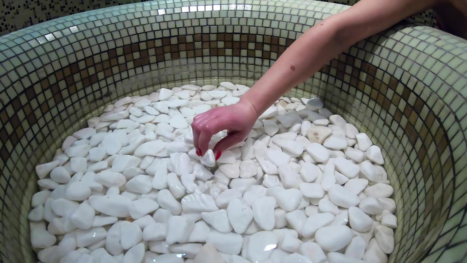 女性用红指甲修指甲用土耳其热石浴治疗视频的预览图