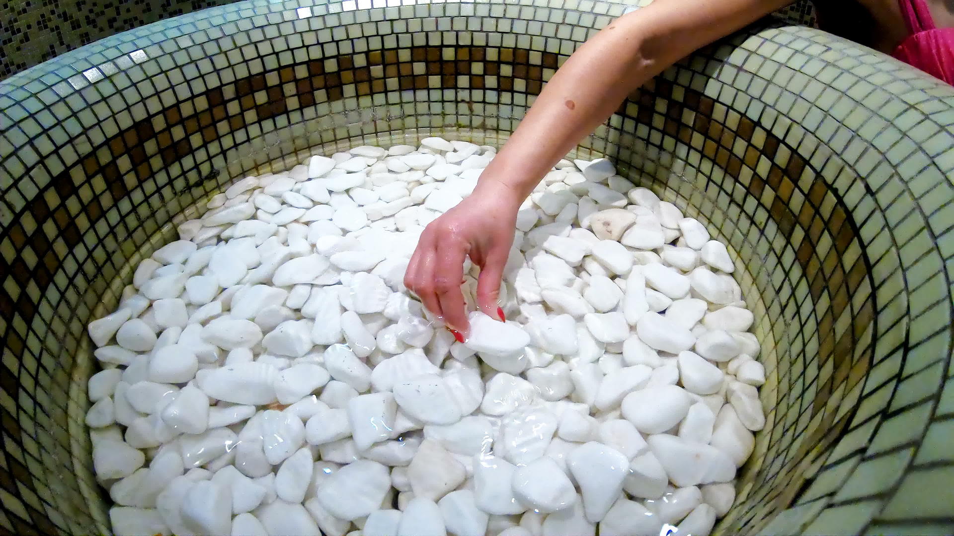 用红指甲给女性做修油的手用白锅石玩视频的预览图