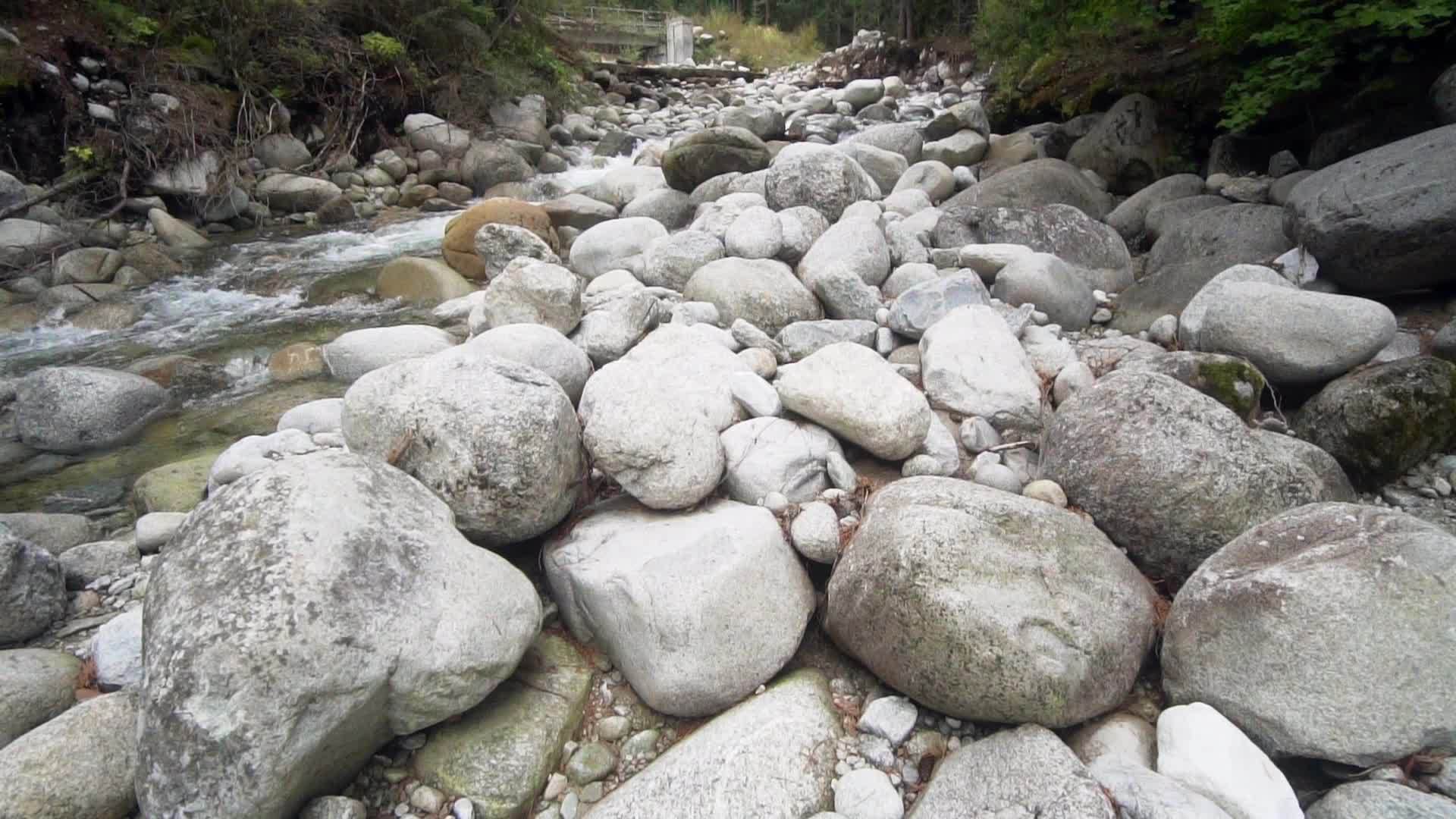 清澈的山和河流弯曲着圆石和岩石电影片段拍摄慢动作视频的预览图