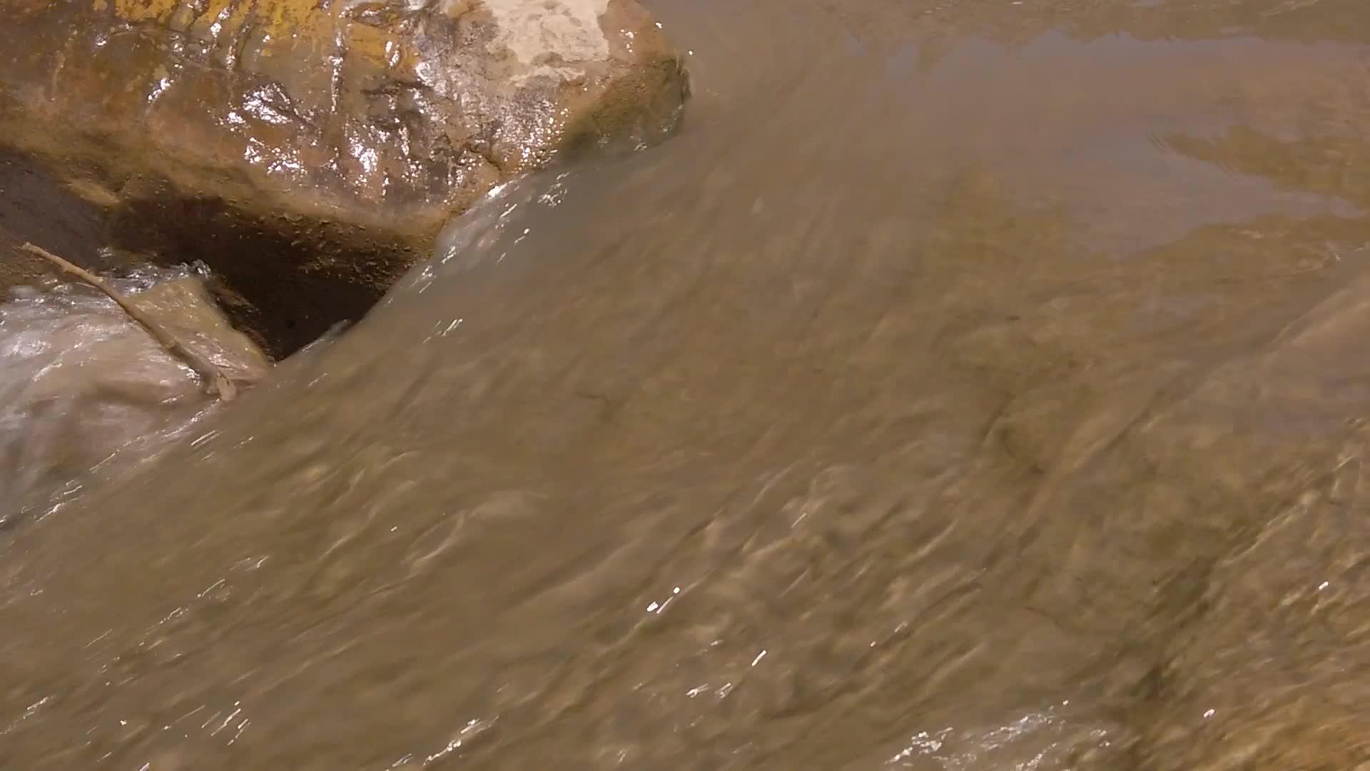 平静的山川冲洗了大块石头慢慢地移动视频视频的预览图