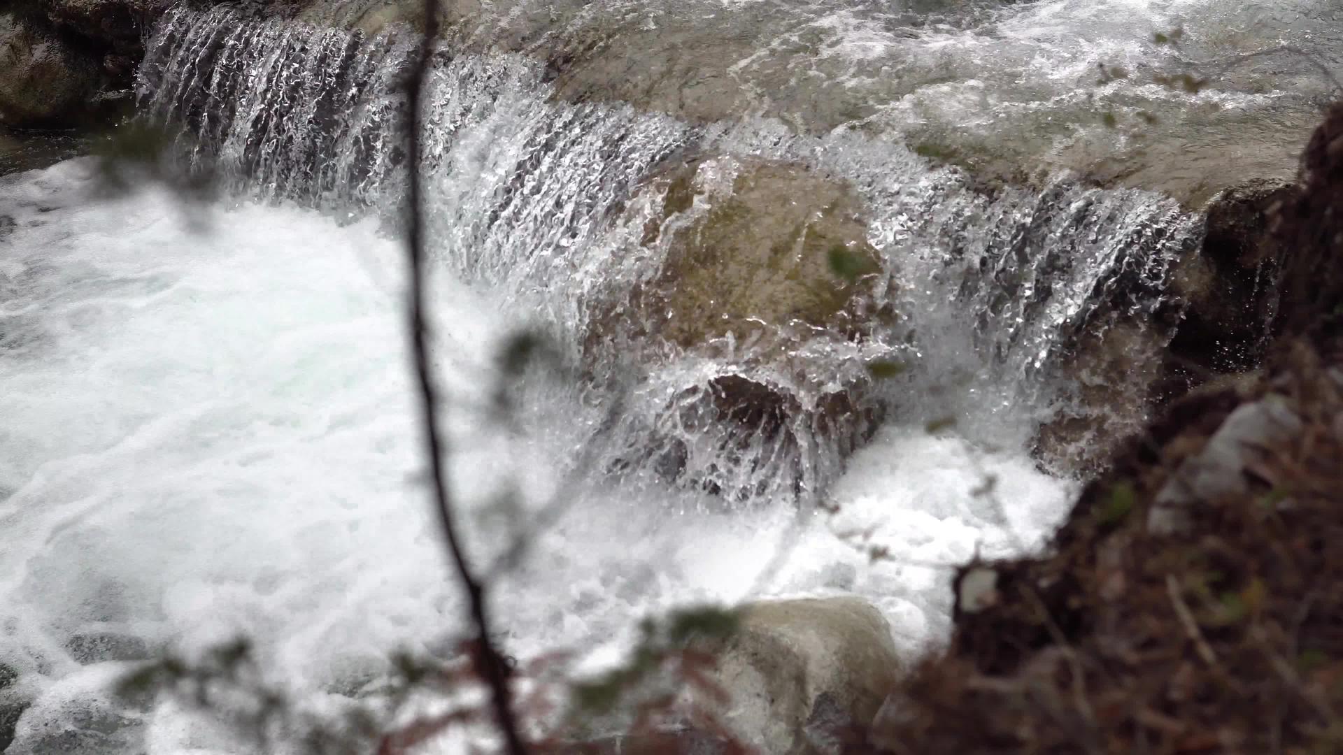 山、河、溪、小水倒下拍摄石石石电影的历史视频的预览图