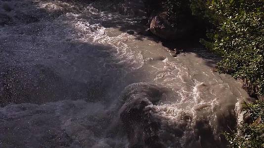 暴风河冲刷大石头喷雾和泡沫正在飞行视频的预览图