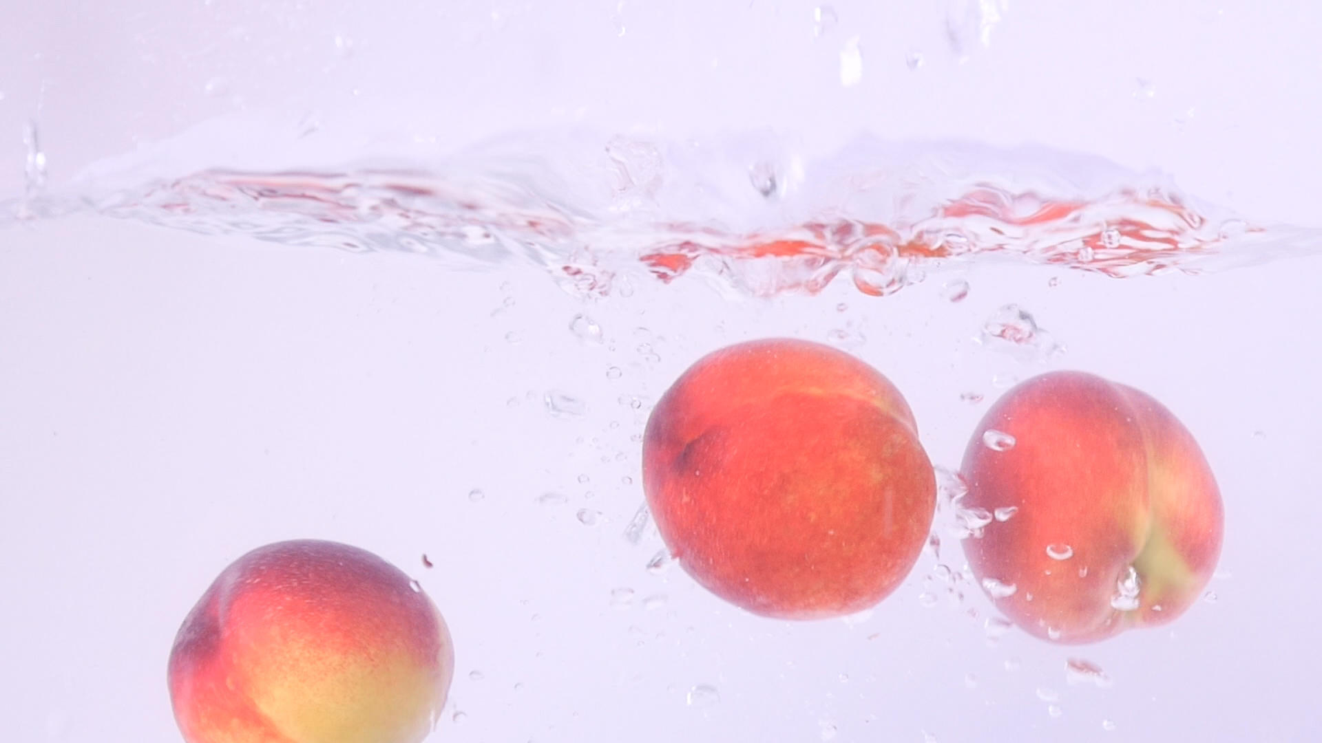 落入水中的新鲜桃子视频的预览图