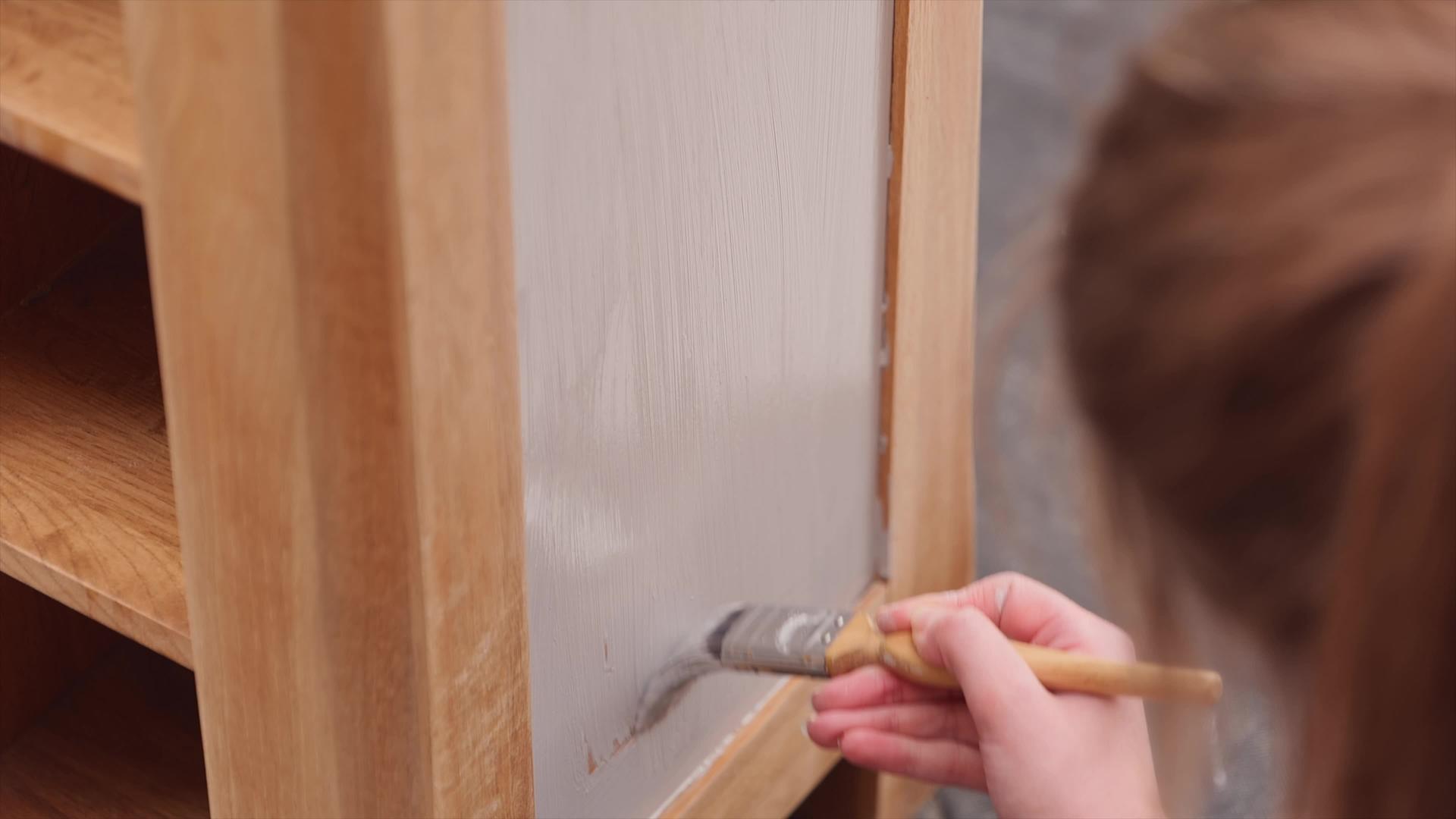 女性画木制家具视频的预览图